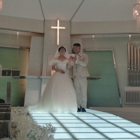 バージンロードは光っており、全体は白です。