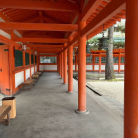 この奥に控え室があります