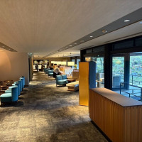 大きな一面ガラス窓から庭が一望できるロビー