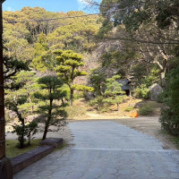 この道を進むと会場にたどり着きます