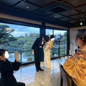 庭の絶景をバックにお辞儀|788398さんの平安神宮会館の写真(2625365)