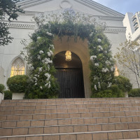 自然な感じのアーチを通って親族や友人からフラワーシャワー