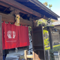 デフォルトの暖簾。持ち込みでオリジナルの暖簾をかける人が多い