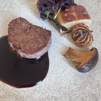 肉料理。試食は前菜、魚料理、肉料理、デザートのミニコース