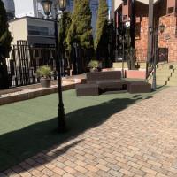 チャペル前　座る場所が多くゆっくりゲストが過ごせる