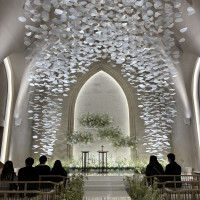 お花が一面に広がるチャペルです。