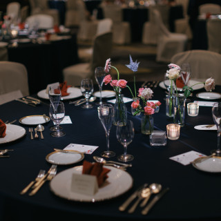 ゲストテーブルの装花は前の人顔も見えるように小瓶にしました