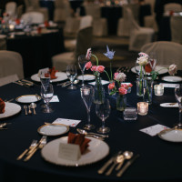 ゲストテーブルの装花は前の人顔も見えるように小瓶にしました