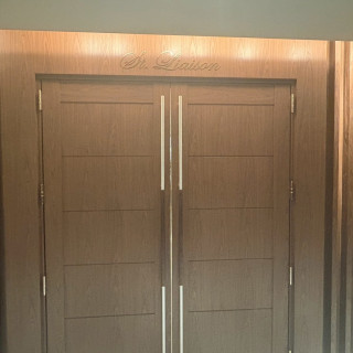 チャペルの大きな扉。迫力があります。