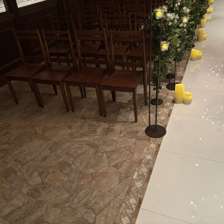 床にもこだわりがあり、バージンロードとそのほかが異なるそう。