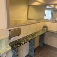 トイレに広々としたメイク直しスペースがありました