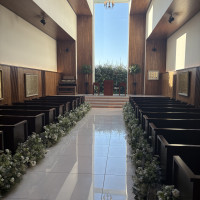 チャペルはシンプルな木目と白を基調とした会場でした。