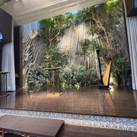 チャペルの本物の木と石