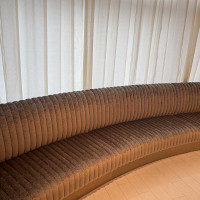 荷物を預けるときにつかえる広々としたソファーでした。