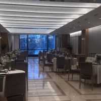 シンプルめな披露宴会場