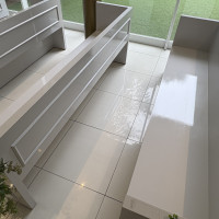 白の綺麗な長椅子