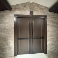 チャペルの大きなとびらです。