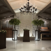 チャペルは滝が流れていました。