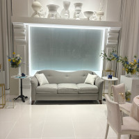 白基調の会場のメインソファ