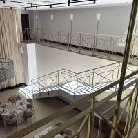 白基調の会場の階段