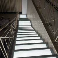 ブラウン基調の会場の階段は暗くなると光ります。