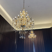 大きなシャンデリアがいくつもありました。