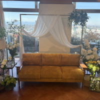 披露宴会場の新郎新婦席