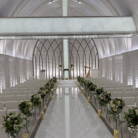 入場のときに十字架に見えるようできているそうです。