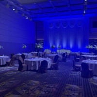 披露宴会場のライティングを変えれるそうです