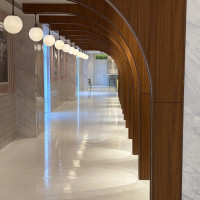 披露宴会場へ向かう廊下も真っ白でした。