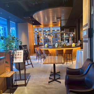 入るとすぐにバーカウンターがありました。|788500さんのCEDAR THE CHOP HOUSE & BAR（セダー ザ チョップハウスアンドバー）の写真(2625803)