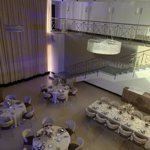 披露宴会場の入場の際暗い演出|788500さんのアルカンシエル横浜 luxemariage(アルカンシエルグループ)の写真(2638541)