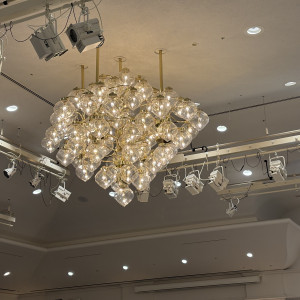 披露宴会場のシャンデリア|788500さんのホテルオークラ東京ベイの写真(2637447)