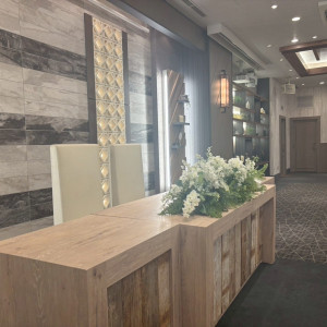 新郎新婦席です。自由にお花のアレンジができるとのことです。|788500さんのベルヴィ 大宮サンパレス/ブライダル ステージ グランツ(GLANZ)の写真(2625791)