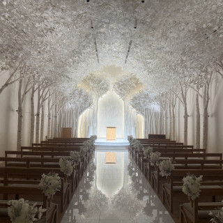 白樺の木をあしらった神聖なチャペル