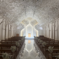 白樺の木をあしらった神聖なチャペル