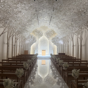 白樺の木をあしらった神聖なチャペル|788510さんのトリフォーリアNAGOYA/テイクアンドギヴ・ニーズウェディングの写真(2625871)