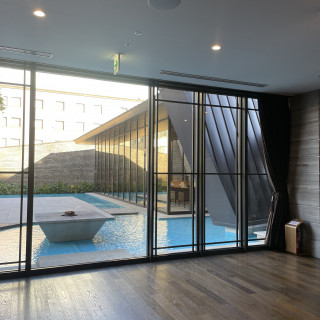 右奥がチャペル