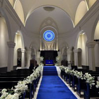 青いバージンロードが特徴的。