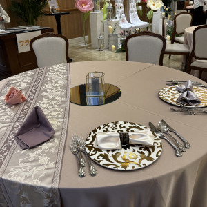 テーブルのコーディネート中の様子です|788608さんのルシェルアンジュ水戸 ウエディングシャトーの写真(2626703)