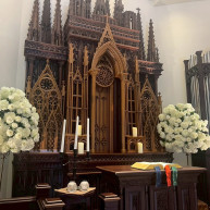 チャペル前方　木彫りが美しいです