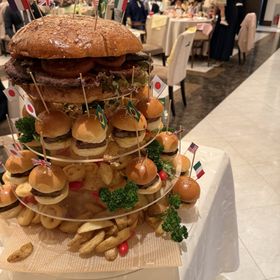 ケーキ入刀を、ハンバーガータワーにし、ボリューム満点です！