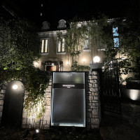 夜19時30頃の外観