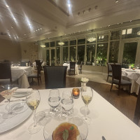 披露宴会場の参列者席にて試食させていただいた時の社員。