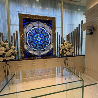 青のステンドグラスがとてもおしゃれでした