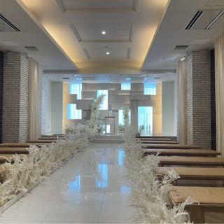 白を基調とした挙式会場です。挙式会場はこの会場のみです。