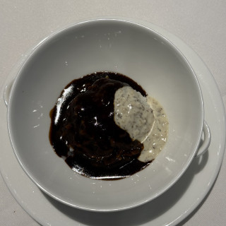 黒と白の2色のカレー