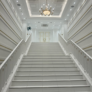 チャペルでた後の階段で天井も高く魅力的です。|788807さんのララシャンスKOBEの写真(2626963)