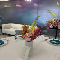 披露宴会場のテーブル上の装飾