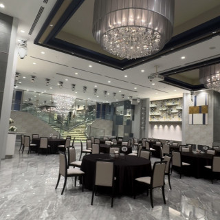 天井が高く、広々とした会場、階段がとても素敵